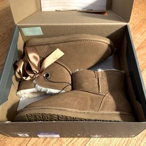 New BearPaw Pawz Hickory Suede Girl’s Boot with Bow
